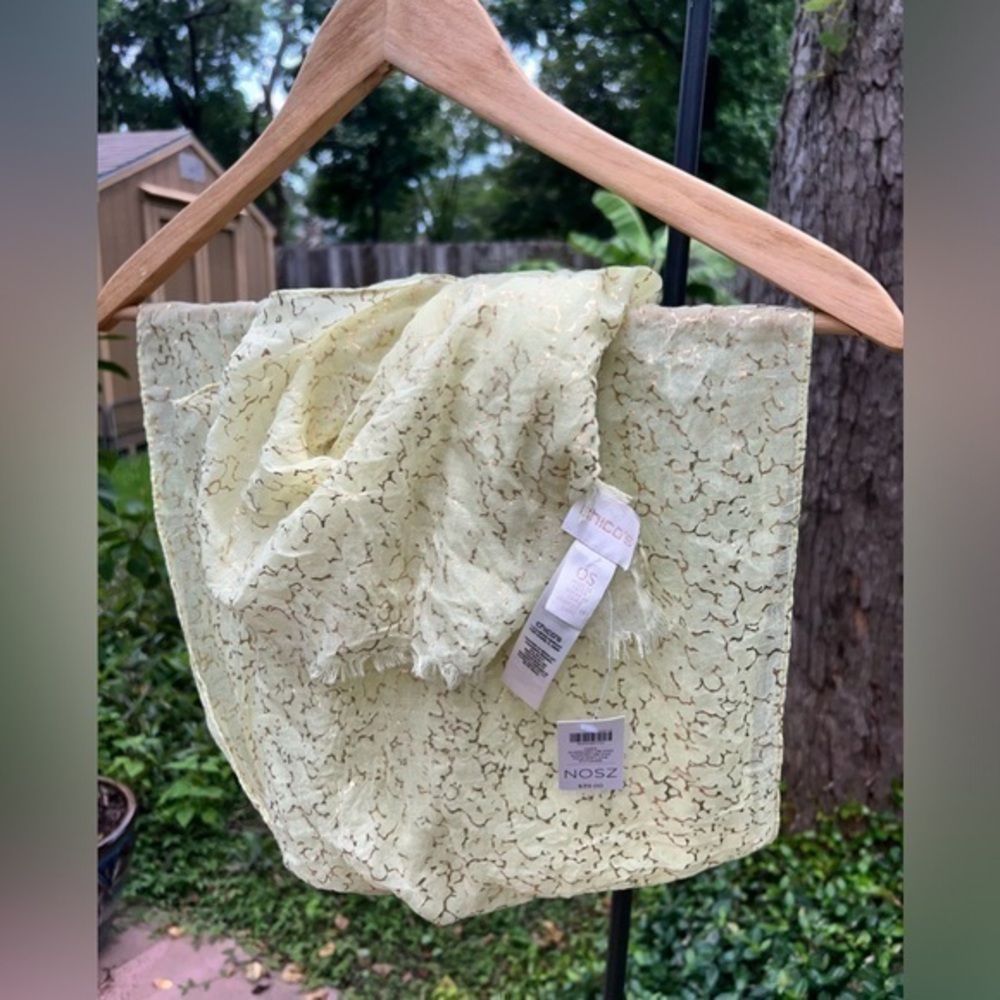 NWT ▶️ Chico’s ◀️ Pale Soft Lime Oblong scarf